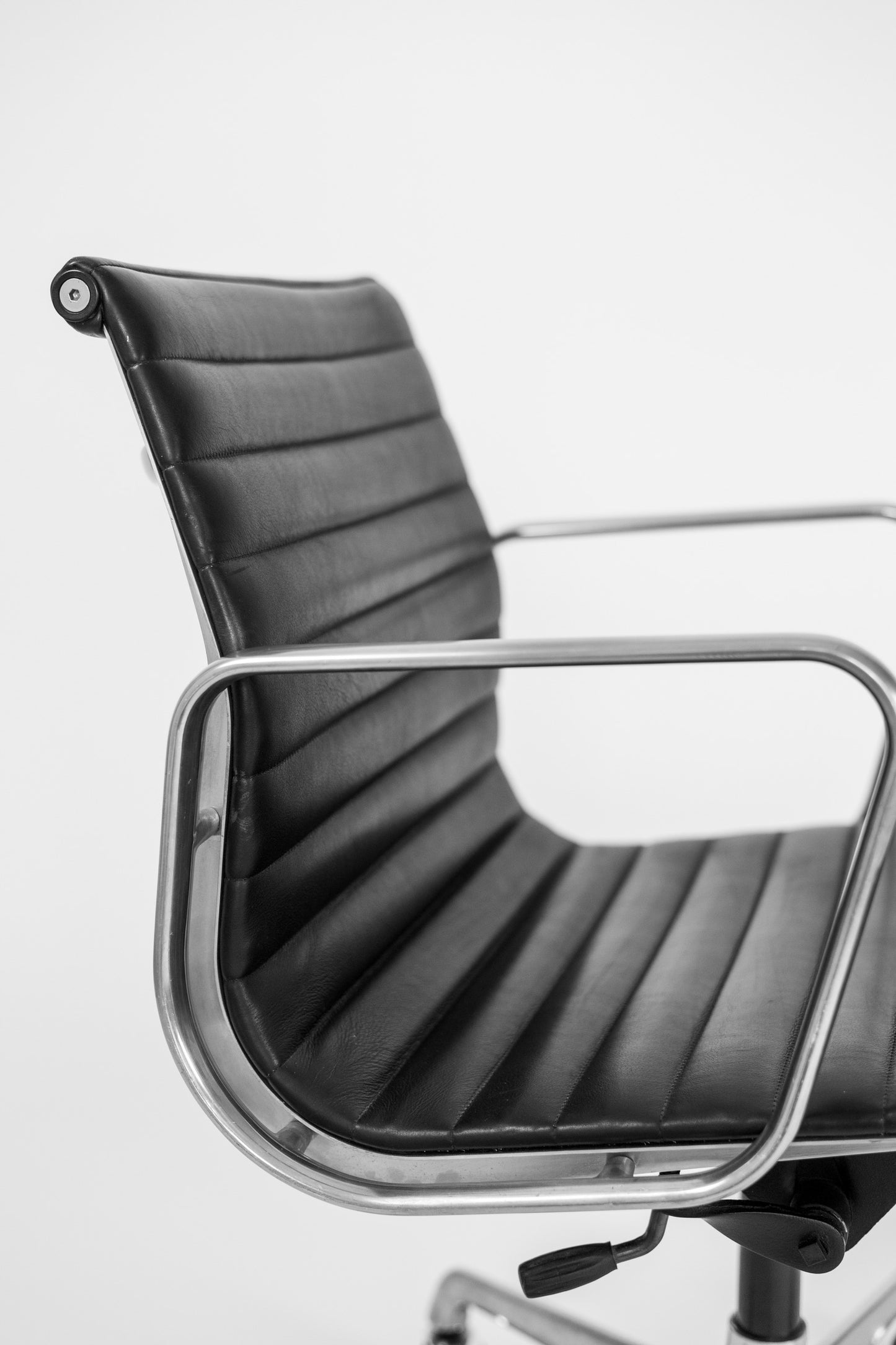 Scaun Vintage Negru de Birou de Piele EA 118 Charles & Ray Eames