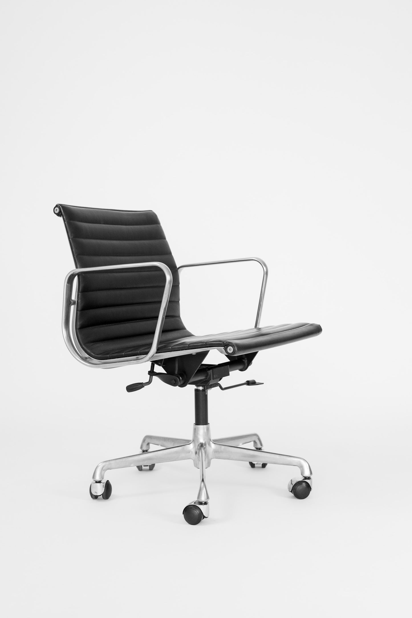Scaun Vintage Negru de Birou de Piele EA 118 Charles & Ray Eames