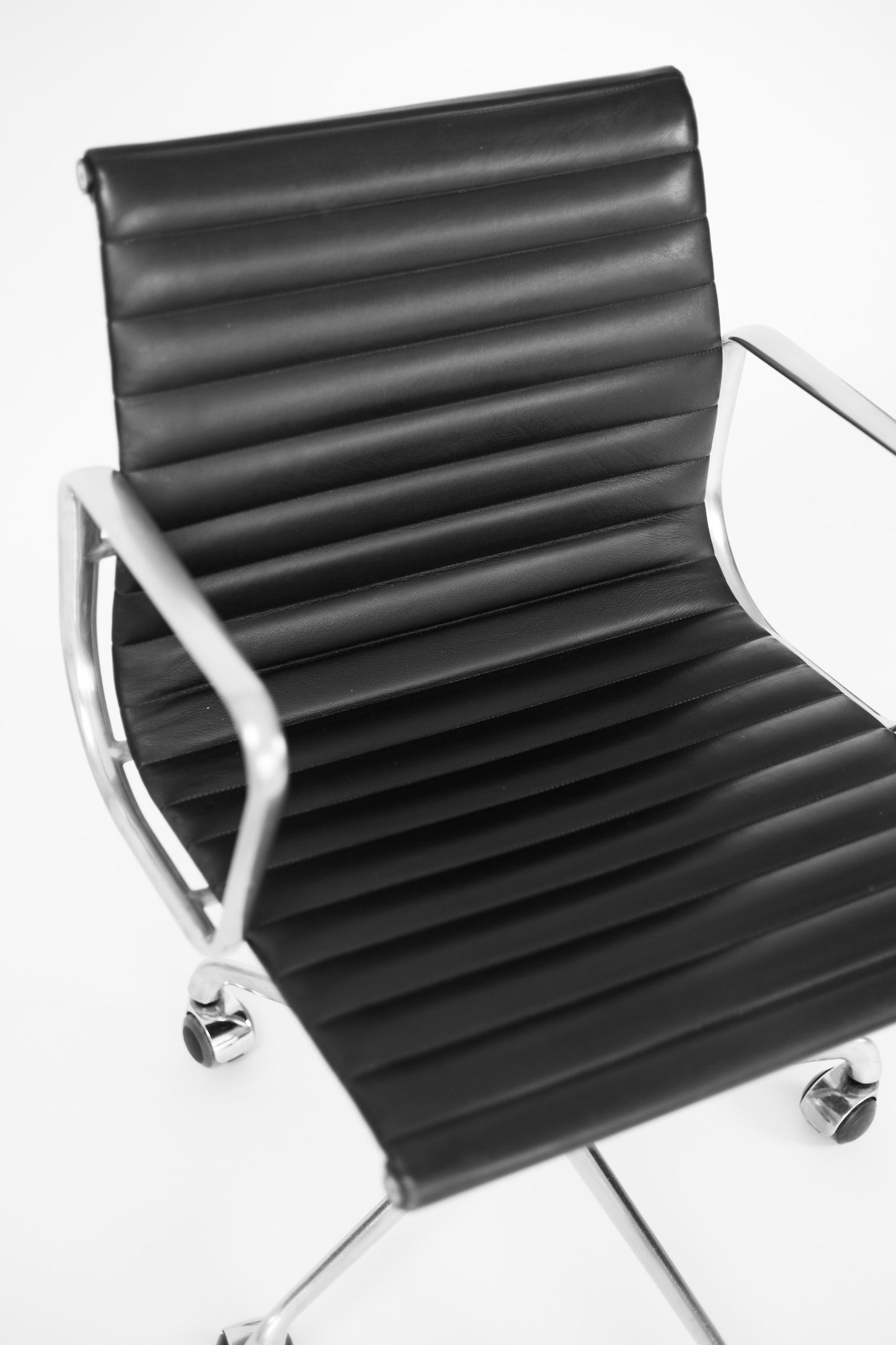 Scaun Vintage Negru de Birou de Piele EA 118 Charles & Ray Eames