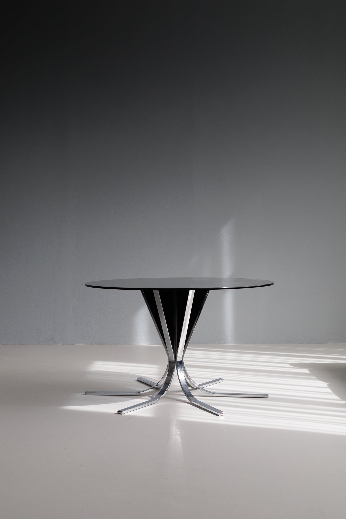 Sostegni Dining Table