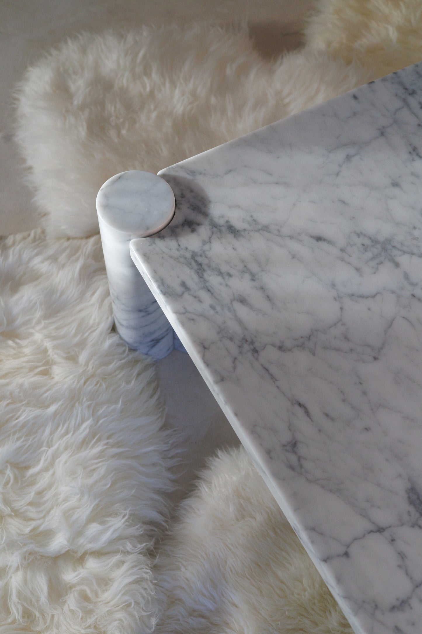 Jumbo Coffee Table by Gae Aulenti produced by Knoll in Carrara Marble