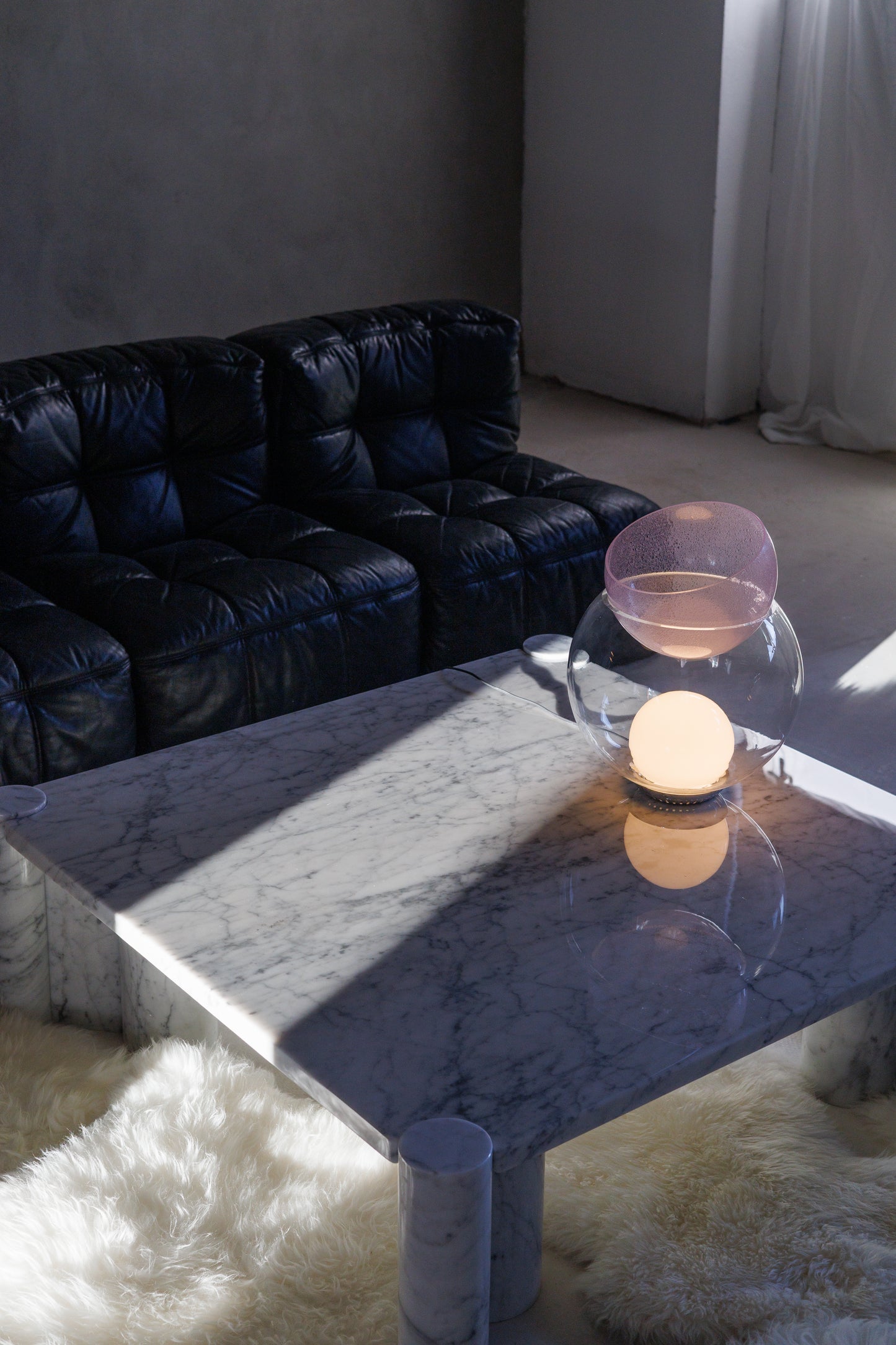 Jumbo Coffee Table by Gae Aulenti produced by Knoll in Carrara Marble