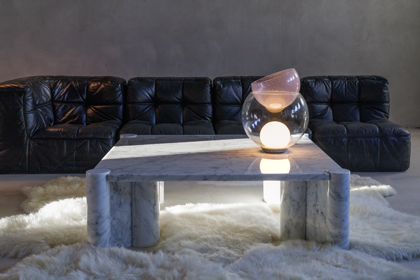 Jumbo Coffee Table by Gae Aulenti produced by Knoll in Carrara Marble