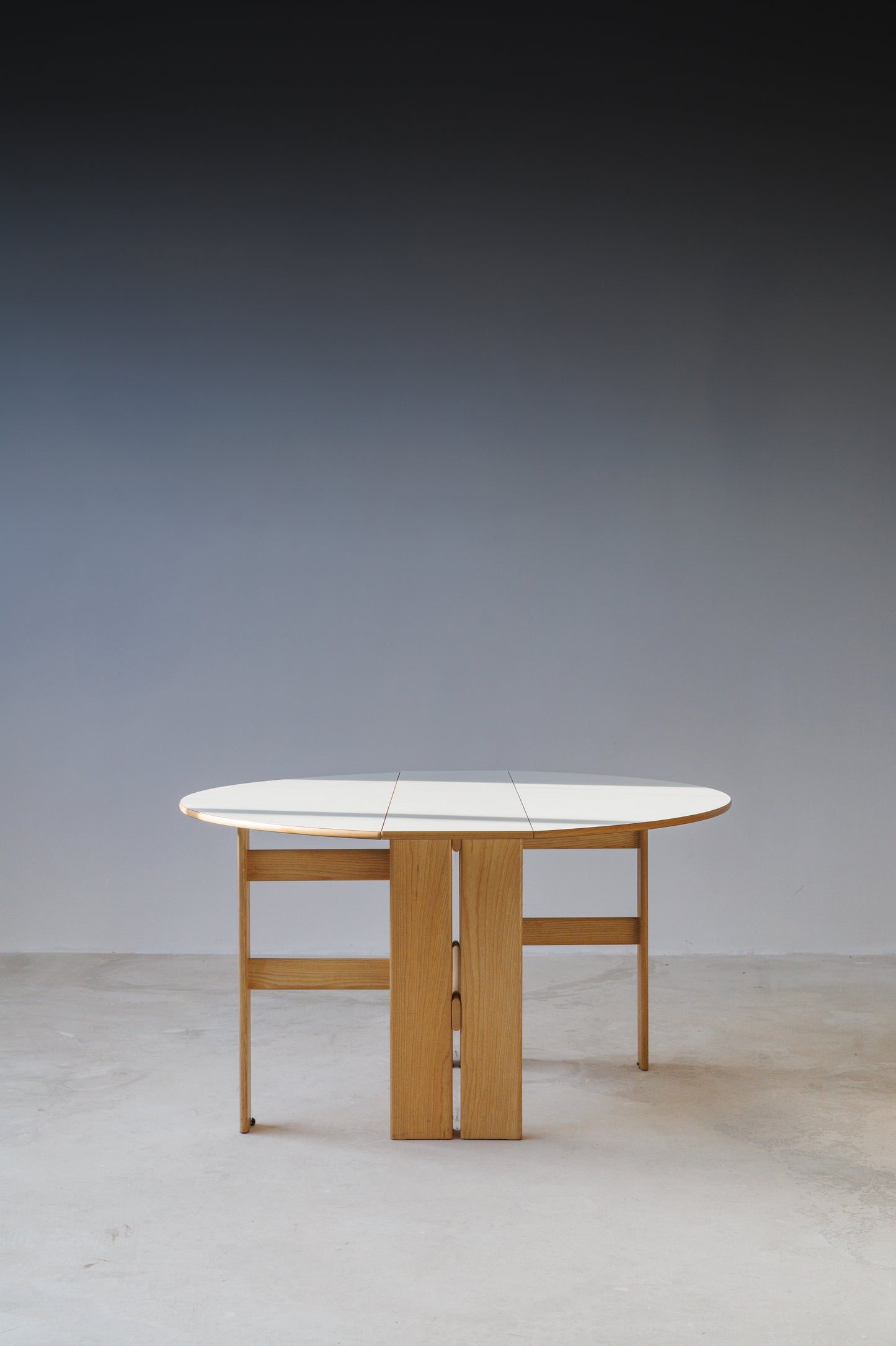 Scandinavian Extendable Dining Table | Contemporary Design