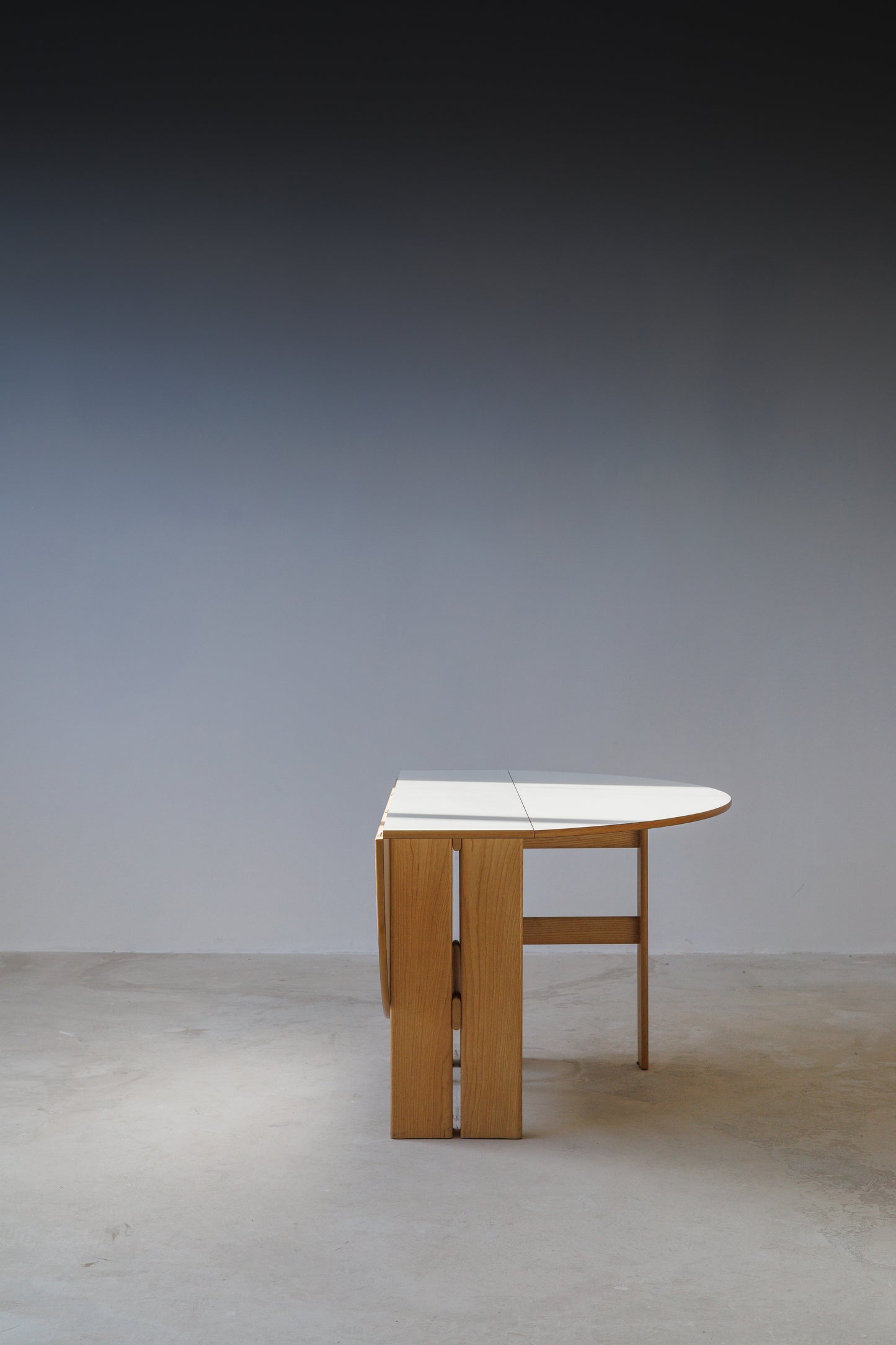 Scandinavian Extendable Dining Table | Contemporary Design