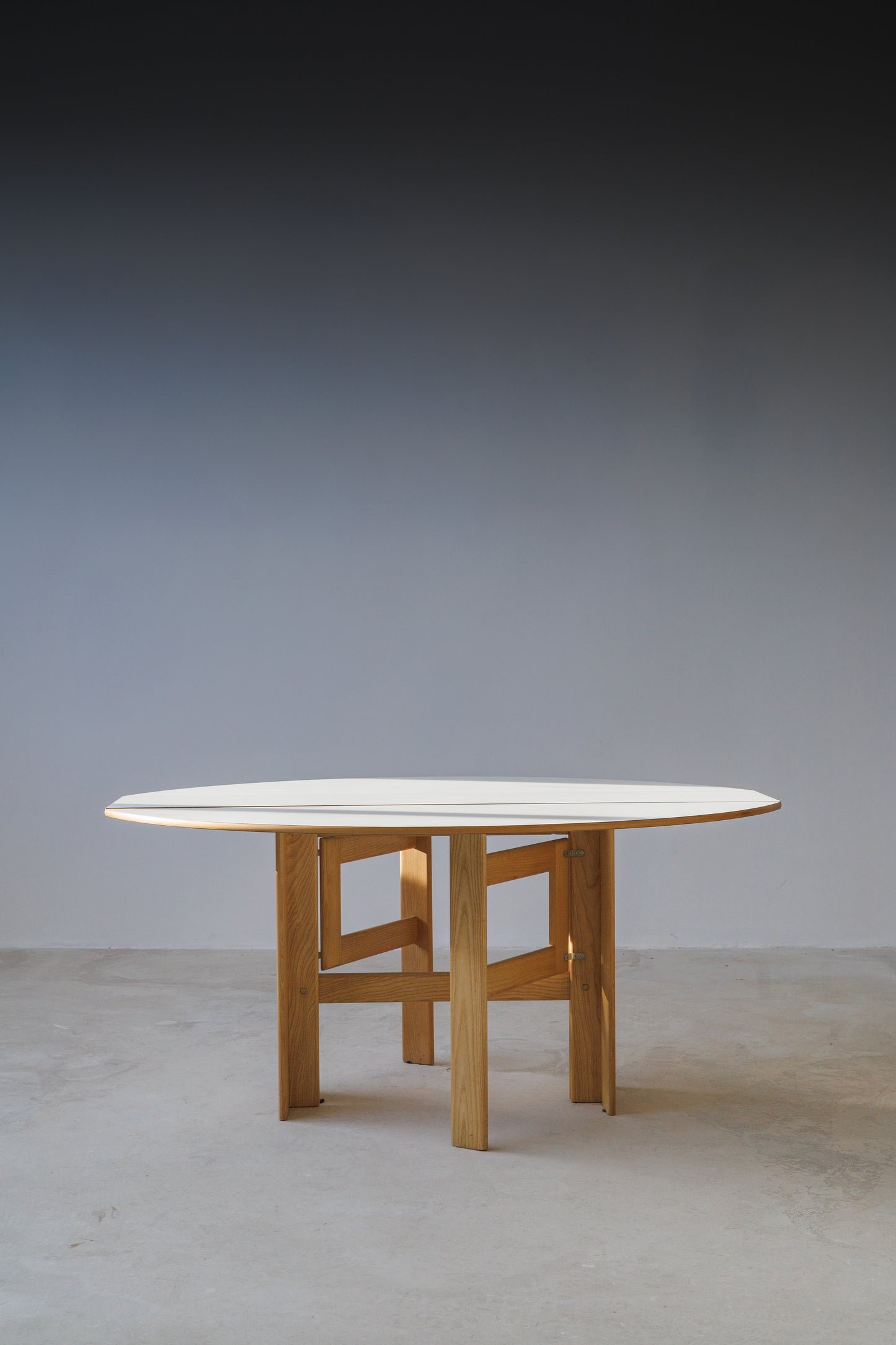 Scandinavian Extendable Dining Table | Contemporary Design